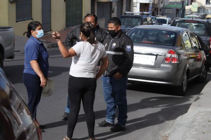 Los vecinos hablaban con los agentes para intentar esclarecer el hecho.