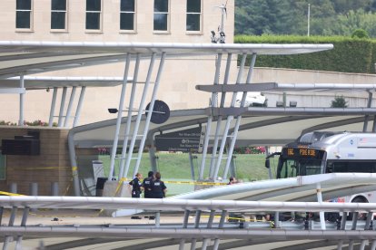 Policías y funcionarios trabajan en el lugar de un tiroteo en la estación de autobuses del Metro en las afueras del Pentágono.