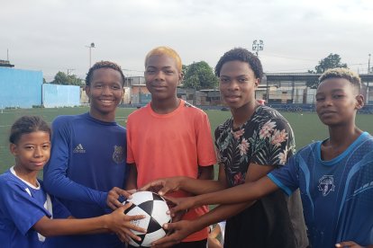 Elkin Castro, Kevin Quiñónez, Geovanny Lerma, Jordy Banguera y Larry Preciado, luciendo sus peinados futboleros.