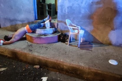 Humberto Herrera quedó tendido afuera de su casa tras el ataque.