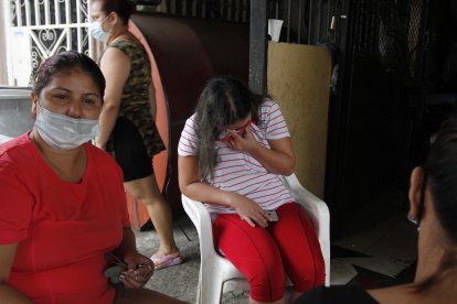 Sus hermanas están consternadas.