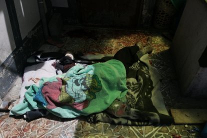 Los familiares cubrieron el cadáver de la señora con cobijas.