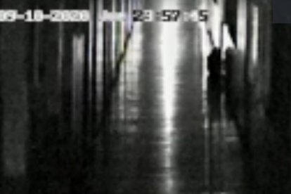 En este video, según el conserje, se puede ver a una niña sentada afuera de un aula.