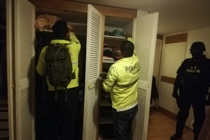 Los agentes hallaron parte del dinero en una casa del norte de Quito.