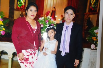 Nohemí Muy Lojano en una imagen con su esposo, antes de que este viajara a Estados Unidos, donde la esperaba.