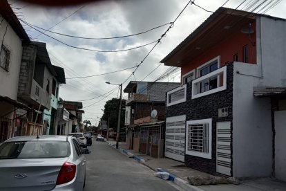 La casa del lado izquierdo de la imagen, color rojizo, fue la afectada.