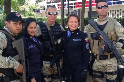 Jhojandry Monsalve (segunda desde la derecha) fue parte de la Policía de Venezuela.