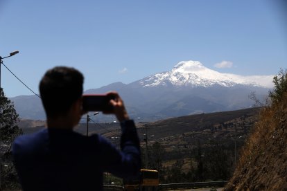 El nevado Cayambe con un cielo despejado.