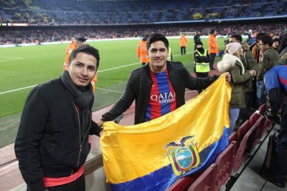 Allan Cabrera (d) llevó la bandera de Ecuador al estadio de los azulgranas.