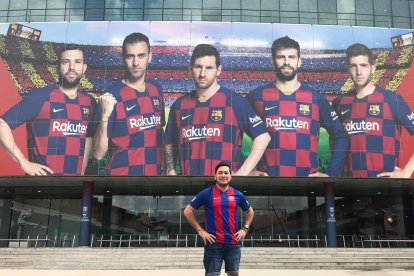 Rousseau en los exteriores del estadio Camp Nou.