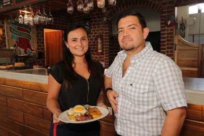 Juan Pablo Haz y Samantha Bastidas son los propietarios de Mercado Palo Santo, donde sirven la versión costeña del llapingacho.