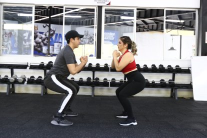 Sentadilla lateral. Los músculos más implicados en este ejercicio son los glúteos (sobre todo el medio), los cuádriceps y toda la musculatura interescapular (omóplatos).