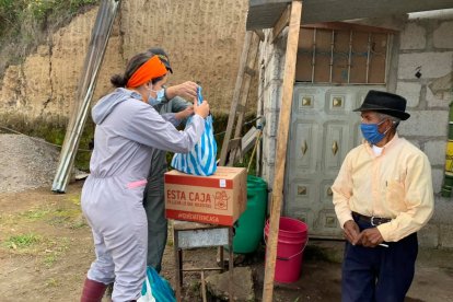 La llamaron la 'Reina del Overol' porque así andaba vestida en la pandemia.