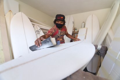 Las fabrica con espumaflex, madera y resina epóxica. Se demora tres semanas en cada una.