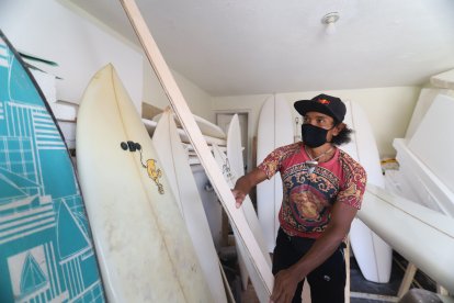 Desmanteló una tabla usada para saber cómo se fabrican.