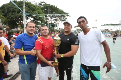 Sandy Meza, Meuris Cajas, Ernesto Guerrero (organizador) y Edison Fuentes.