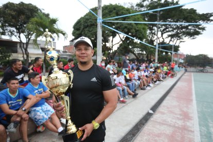 Ernesto Zamora con el trofeo que se llevó el equipo COVID -19 en el sub-50.
