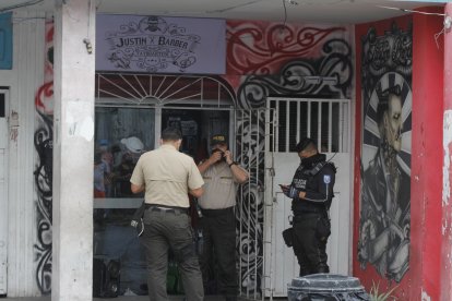 En una barbería un hombre fue amedrentado con un arma de fogueo.