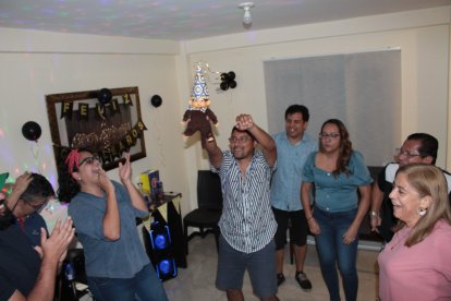 Tremendo baile se pegaron en familia.