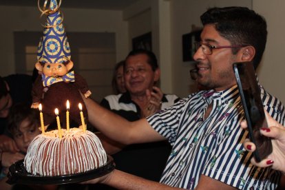 Le cantaron el cumpleaños feliz.