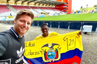 Un detalle para nunca olvidar, cuando un hincha alemán le regaló la bandera de Ecuador a Luis Arroyo.