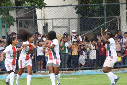 Cuatro primas crearon el equipo Nueva Semilla, monarca de este puerto peninsular.