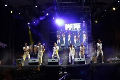 Extrañan volver a los escenarios; por ahora, su consuelo son pancartas de sus seguidoras.