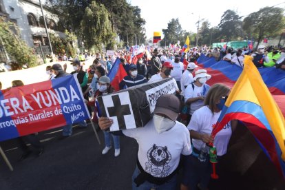 Ciudadanos piden la salida de Jorge Yunda en una marcha en el norte de Quito.
