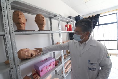 En la bodega, sobre una estantería, reposan las cabezas de los fantomas. Allí se eligen a los ‘muñecos’ de acuerdo a sus traumas.