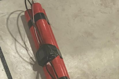 Los palos de escoba estaban pegados con cinta negra y tenían cables.