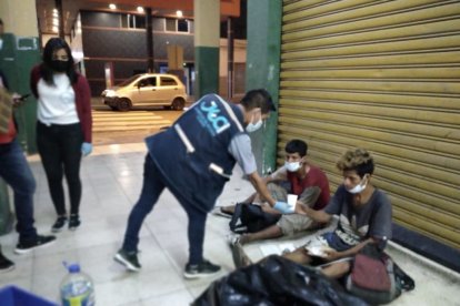 Comida, medicina, mascarillas y ropa son las donaciones que dan los voluntarios.