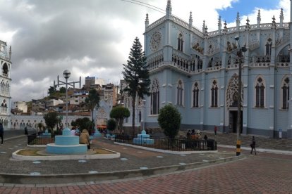 Los fines de semana acuden más personas al Santuario el Cisne.
