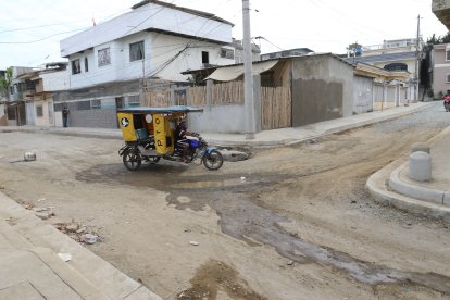 En una esquina del sector se está formando un charco.