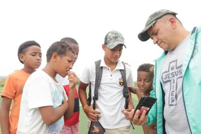 Cagua, en dos videos que veía, estaba sorprendido de las cosas que le obsequiaron.