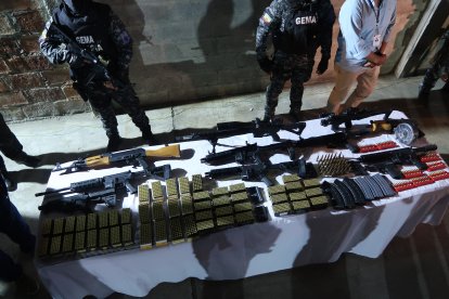 Además se encontraron 2.883 municiones, 10 armas de fuego, tipo fusil y una pistola.