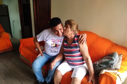Pedro junto a su madre, quien todos los días oraba por la salud de su hijo y compañeros.