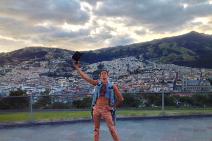 Para el artista, es importante romper los estereotipos de género. Usa puperas y ropa rosa.