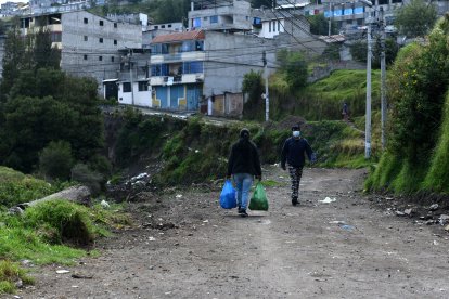 Por esta vía sin asfaltar supuestamente huyen los pillos en motocicleta.