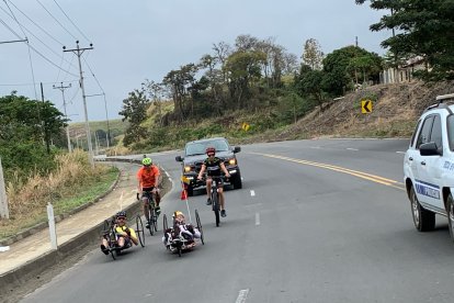 Esteban Ortiz y Patricio Holguín en un descenso durante la ruta Pedernales-Bahía de Caráquez.