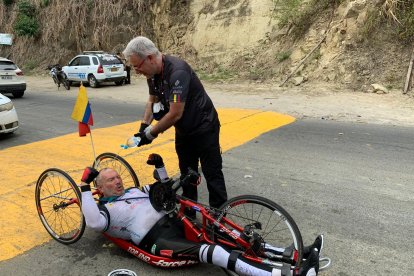 José Alcíbar, documentalista y productor, 'refresca' a Ortiz durante un breve receso en el que el paraciclistaconversó a EXTRA.