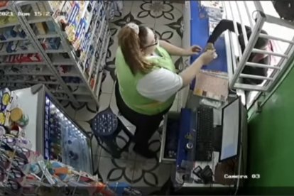El momento del robo quedó grabada por una cámara de la farmacia.