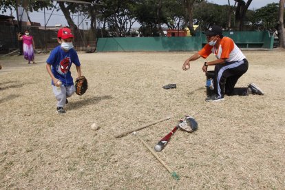 Los guantes que utilizan los pequeños son prestados y les quedan grandes.