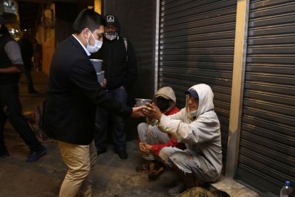 Tras el cambio de look, las personas reciben una tarrinita con comida. Se emocionan y agradecen.