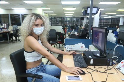 En la sala de redacción de EXTRA, Milena se probó como le quedaría ser periodista.