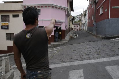 Carlos Ruiz señala el lugar donde está la casa abandonada en la que se escuchan gritos.