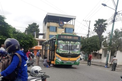 Un familiar se arrodilla junto a la víctima del accidente.