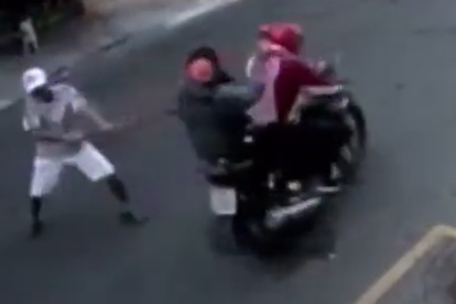 Instante en el que un vecino golpeó con una escoba a los pillos.