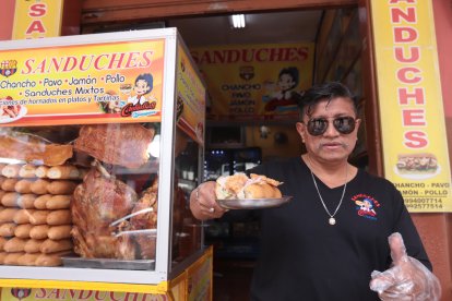 Vicente Alvarado desde sus 16 años prepara sánduches de chancho. Afirma que su experiencia le permitió agregarle otros condimentos a la receta tradicional.