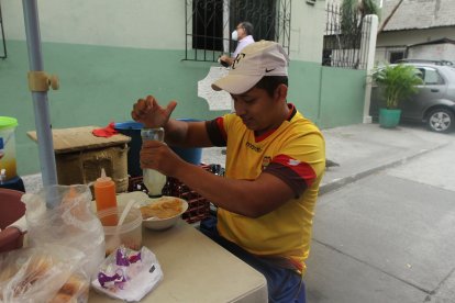 “Harto limón para un encebollado por Barcelona”, dice Ronald Ortega.