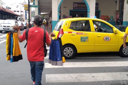 Con sus ventas, Solís mantiene a sus nietos. Y tiene una deuda que cancelar por la mercadería que ofrece.
